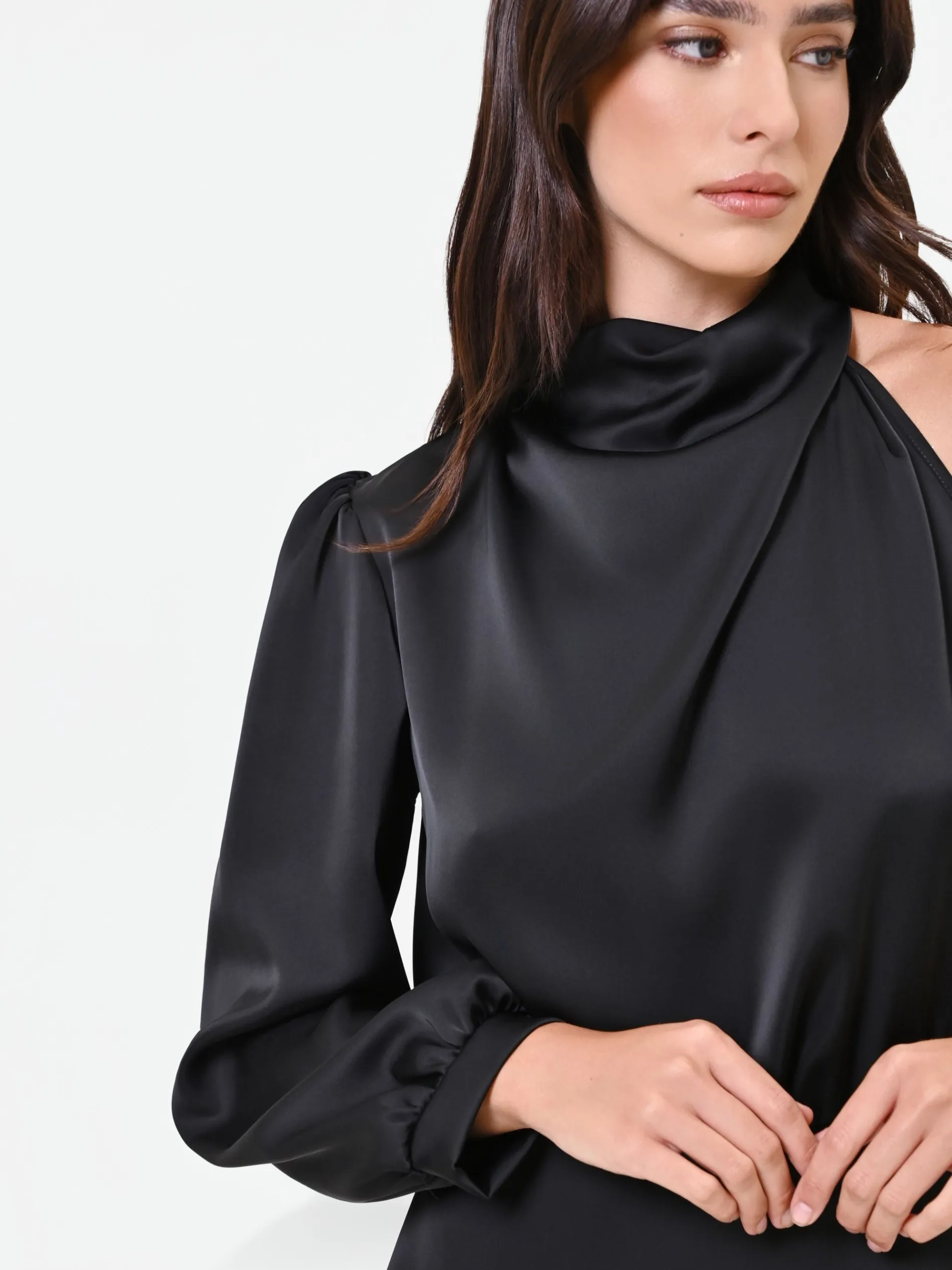 ABITO CORTO NERO IN RASO CON SCOLLO DRAPPEGGIATO