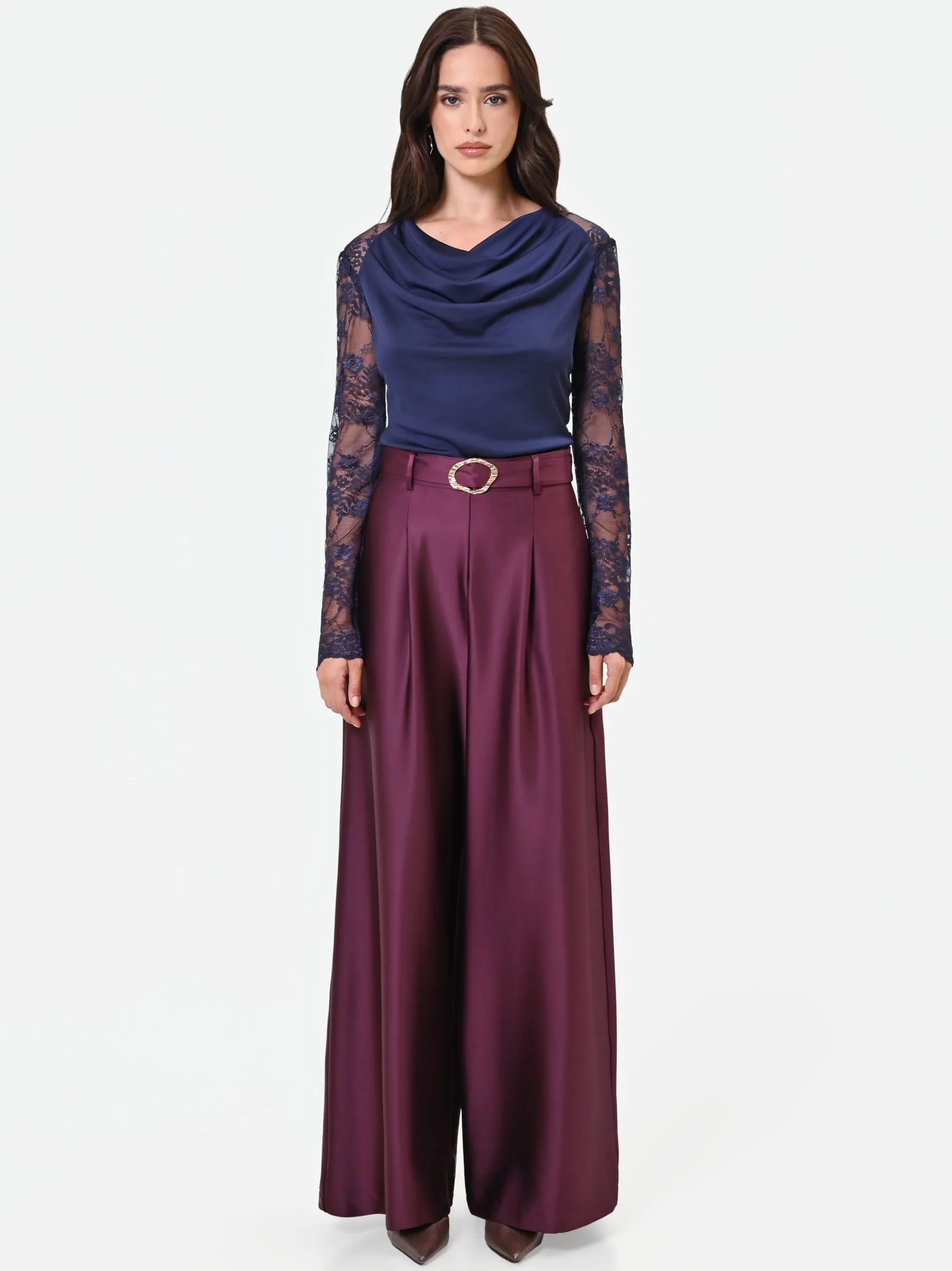 BLUSA BLU NAVY CON SCOLLO AD ANELLO E MANICHE IN PIZZO
