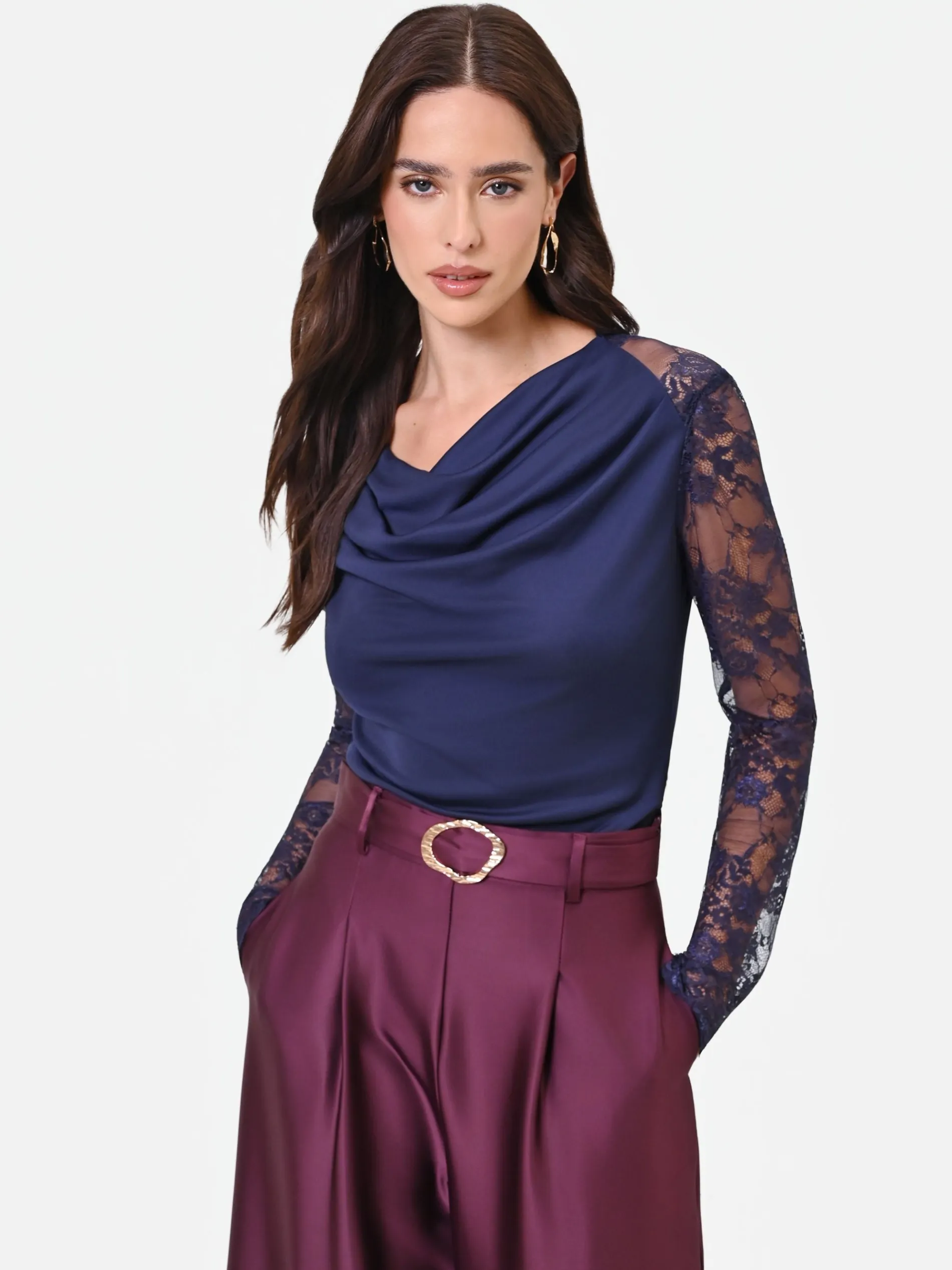 BLUSA BLU NAVY CON SCOLLO AD ANELLO E MANICHE IN PIZZO