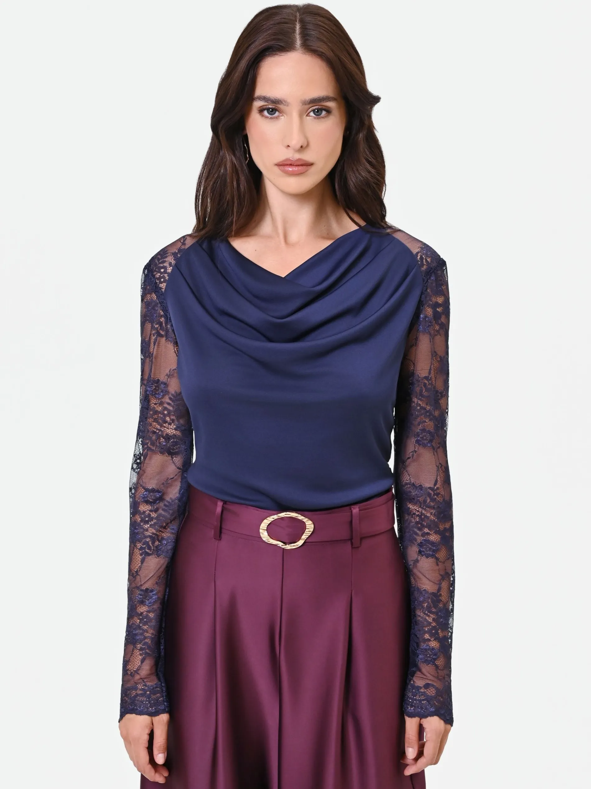 BLUSA BLU NAVY CON SCOLLO AD ANELLO E MANICHE IN PIZZO