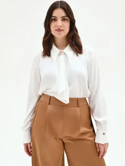 CAMICIA CURVY PANNA BIANCO CON FOULARD E SPILLA GIOIELLO