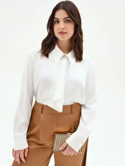 CAMICIA CURVY PANNA BIANCO CON FOULARD E SPILLA GIOIELLO