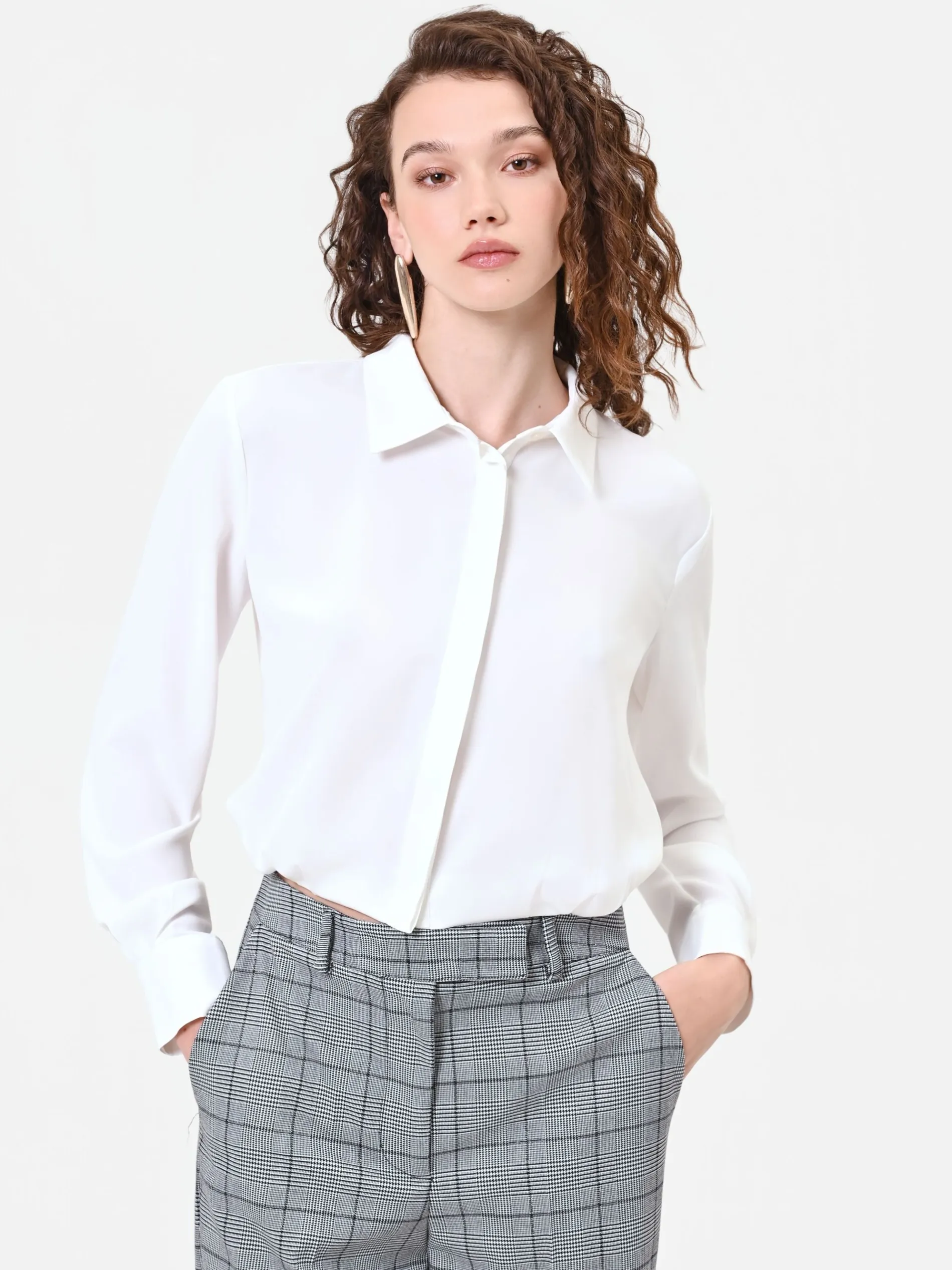 CAMICIA PANNA IN RASO CON ABBOTTONATURA NASCOSTA