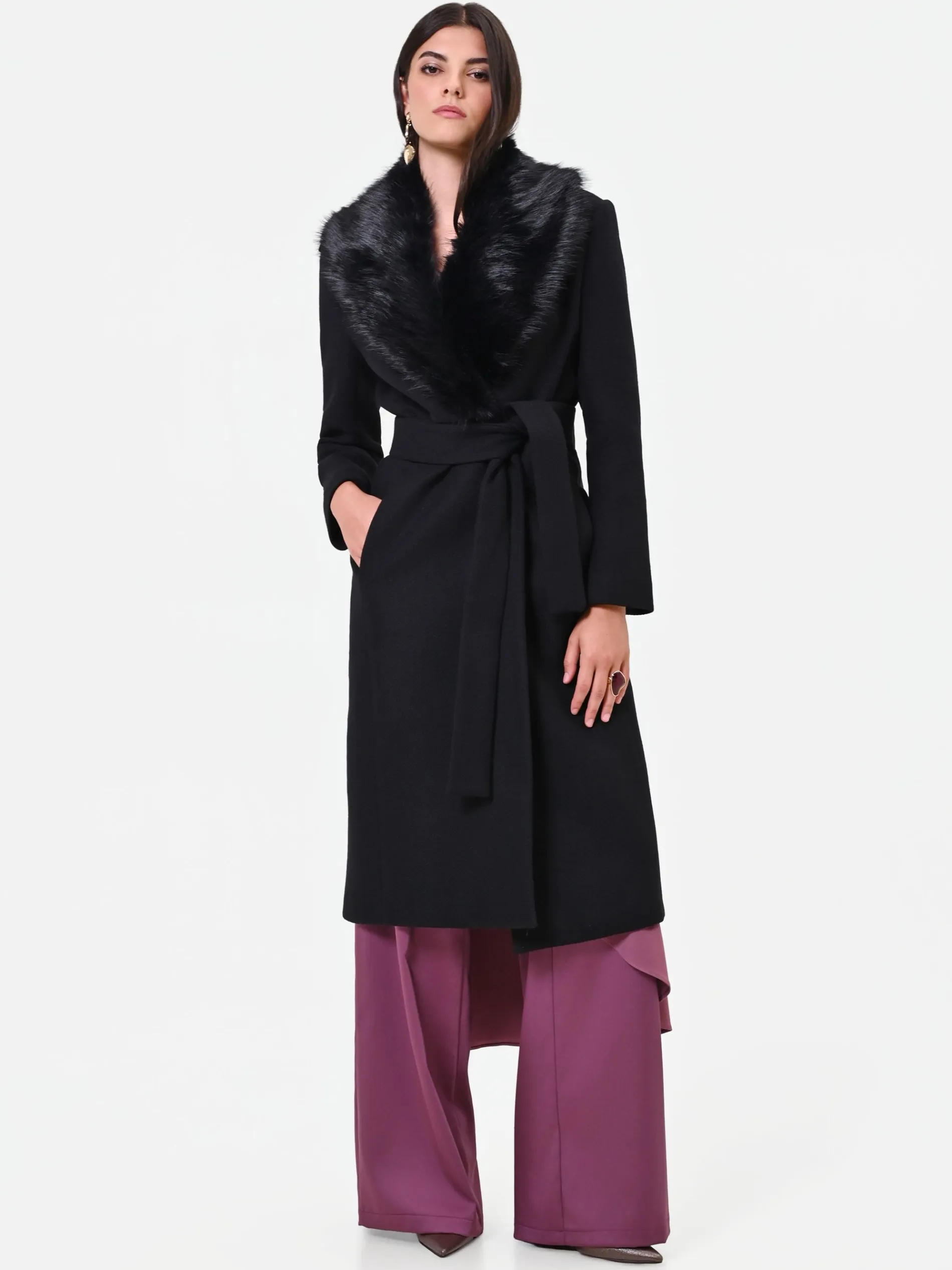 CAPPOTTO MIDI NERO CON COLLO EFFETTO PELLICCIA