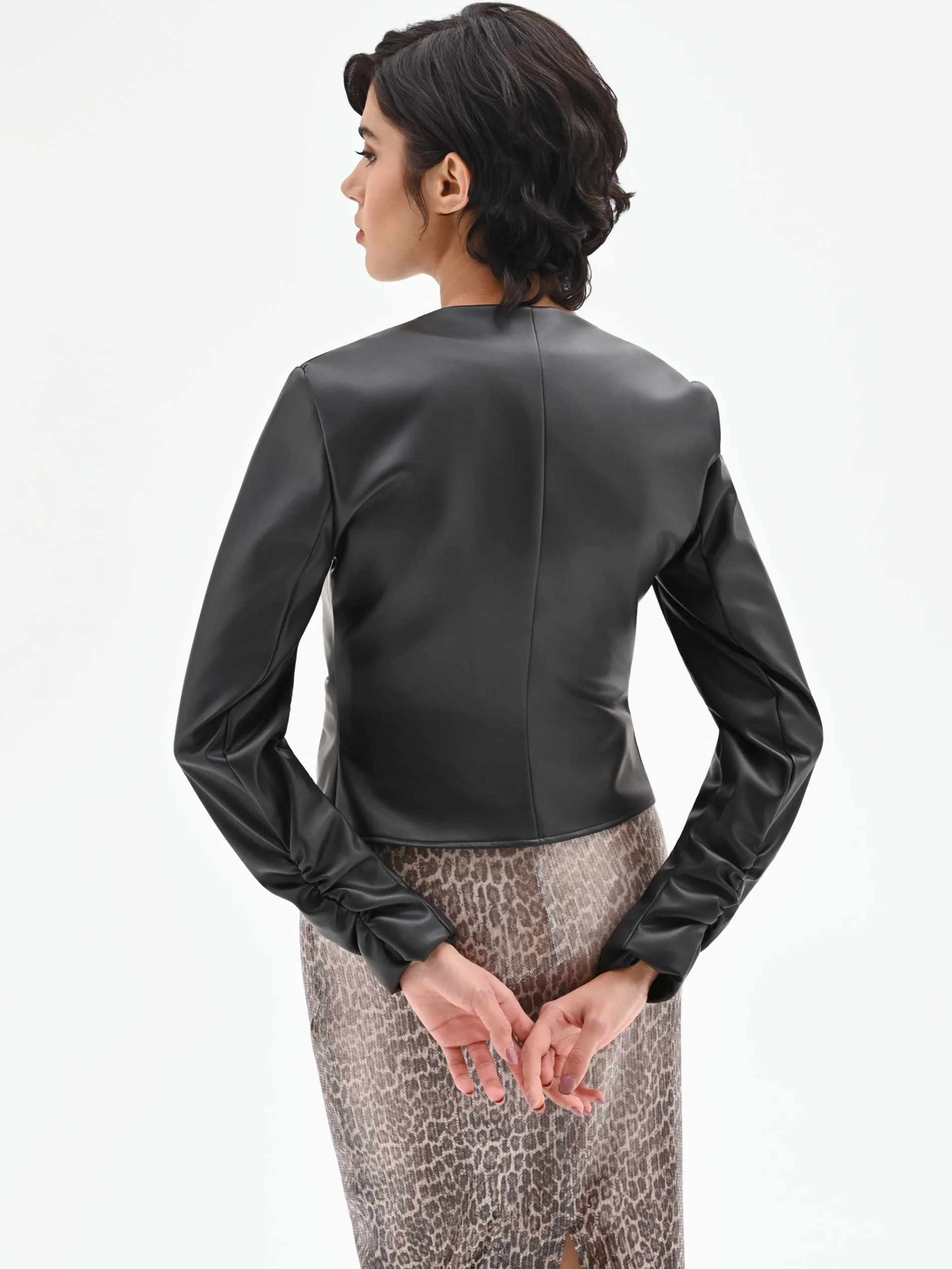 GIACCA SIMILPELLE NERA CON ZIP E ARRICCIATURE