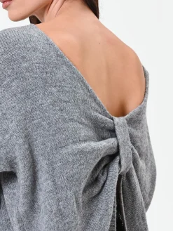 MAGLIA GRIGIA CON SCOLLO A BARCHETTA