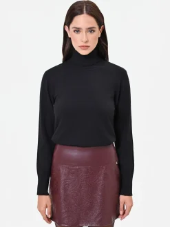 MAGLIA NERA A LUPETTO DALLA VESTIBILITÀ ADERENTE