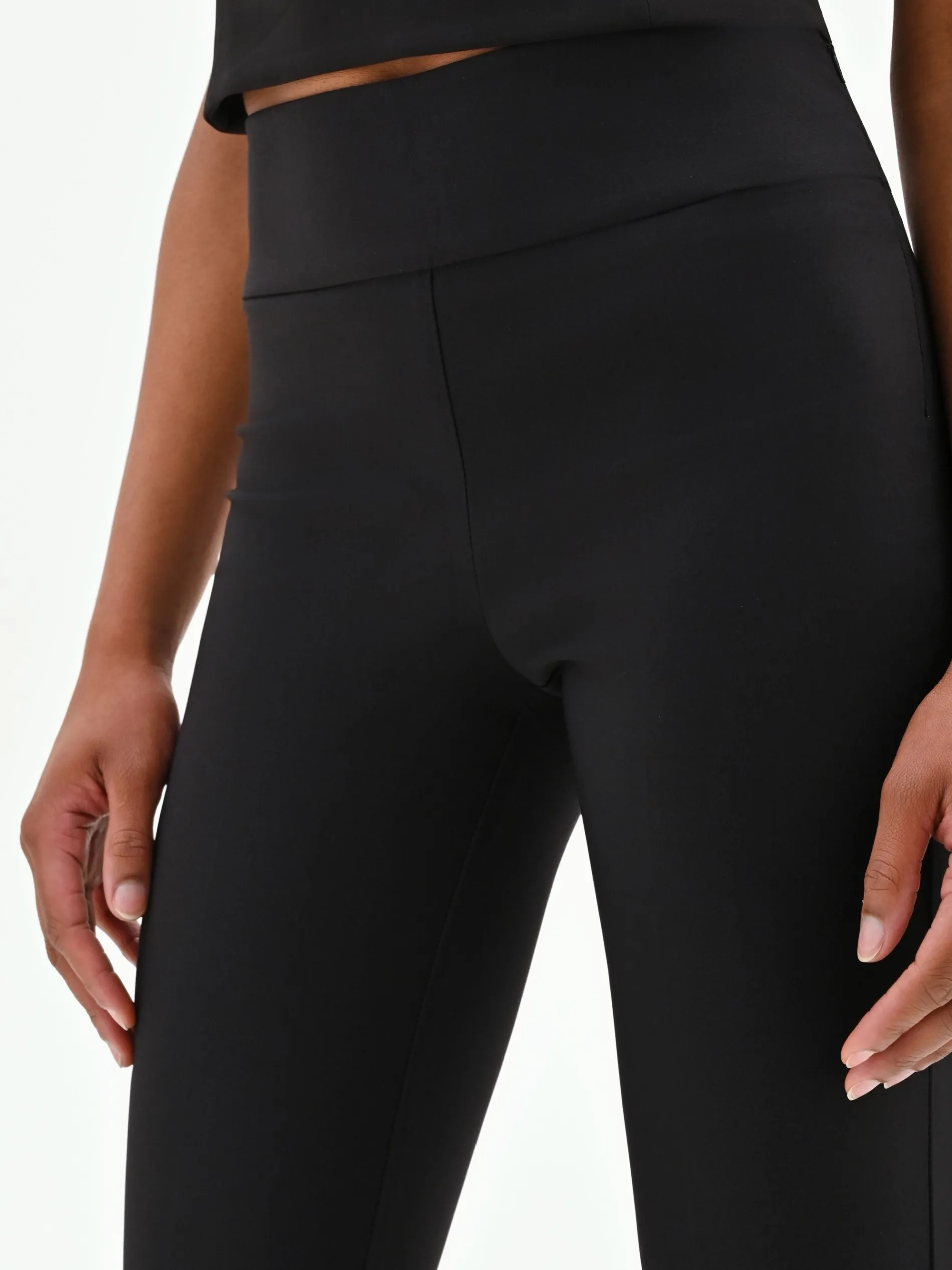 PANTALONE NERO SVASATO IN TESSUTO TECNICO