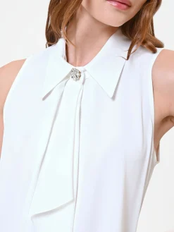 TOP BIANCO SMANICATO CON ROUCHE E DETTAGLIO GIOIELLO
