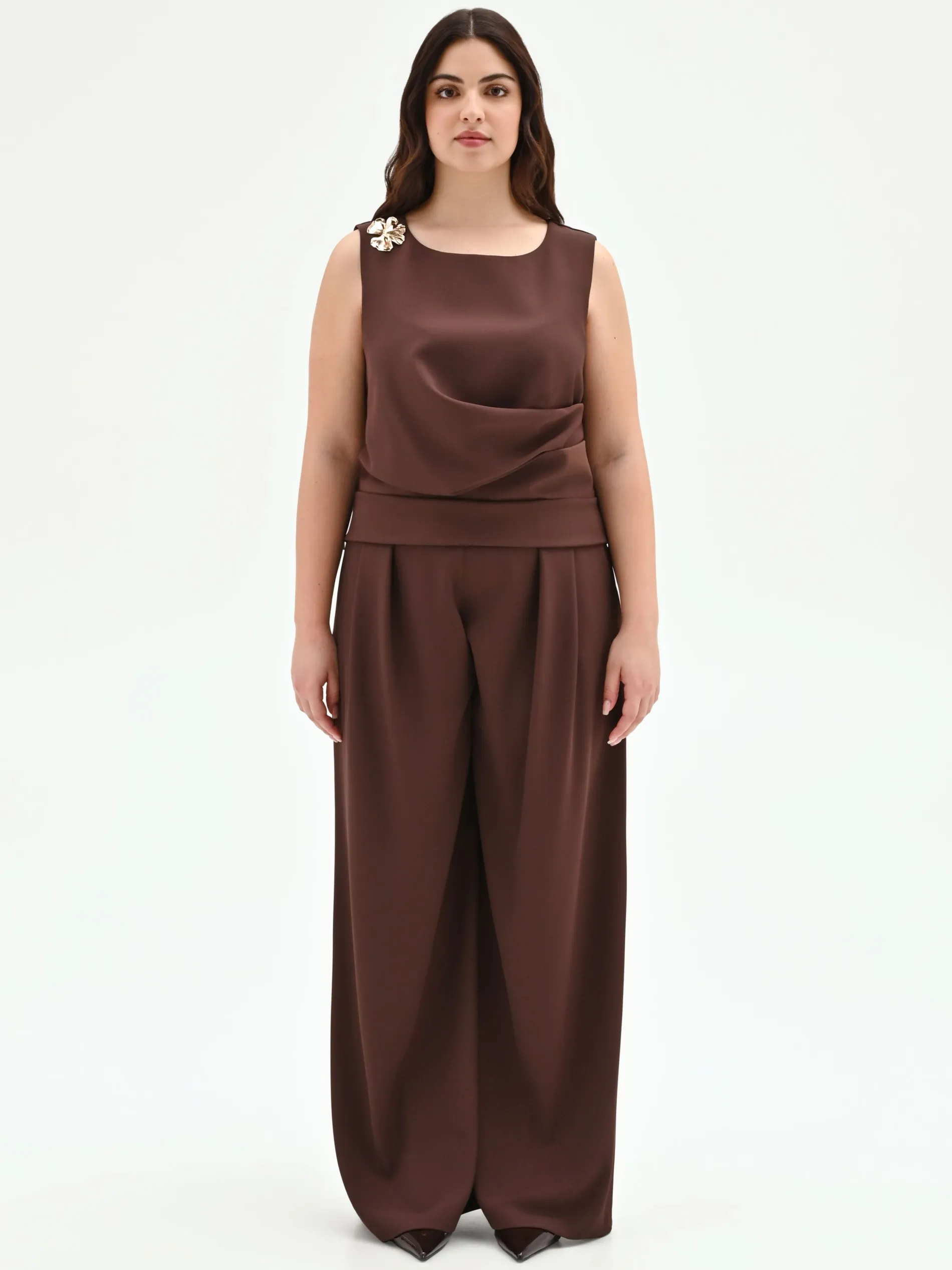 TOP CURVY CIOCCOLATO CON DRAPPEGGIO E SPILLA FIORE