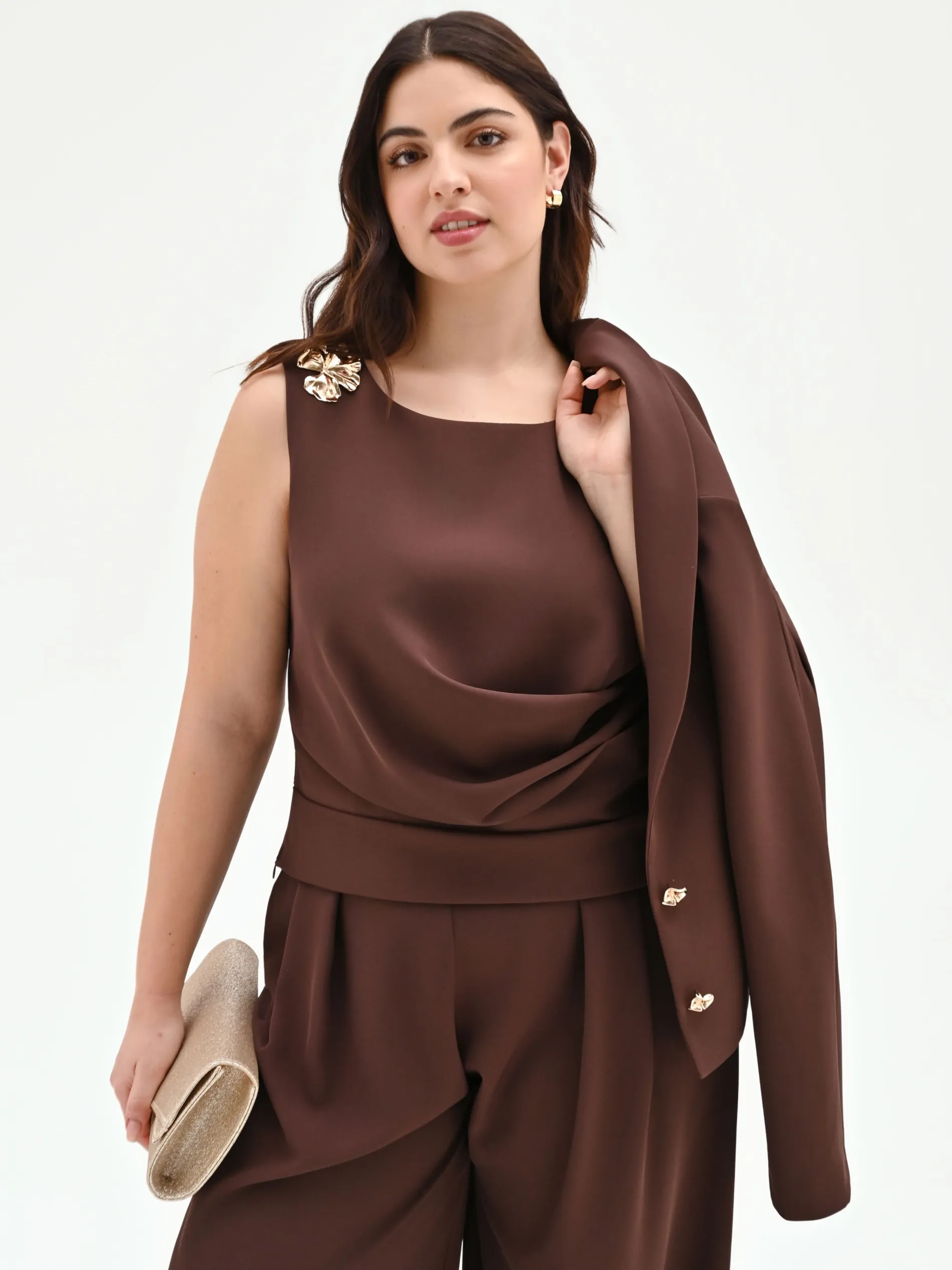 TOP CURVY CIOCCOLATO CON DRAPPEGGIO E SPILLA FIORE