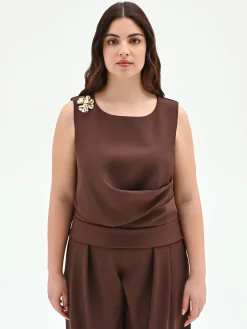 TOP CURVY CIOCCOLATO CON DRAPPEGGIO E SPILLA FIORE