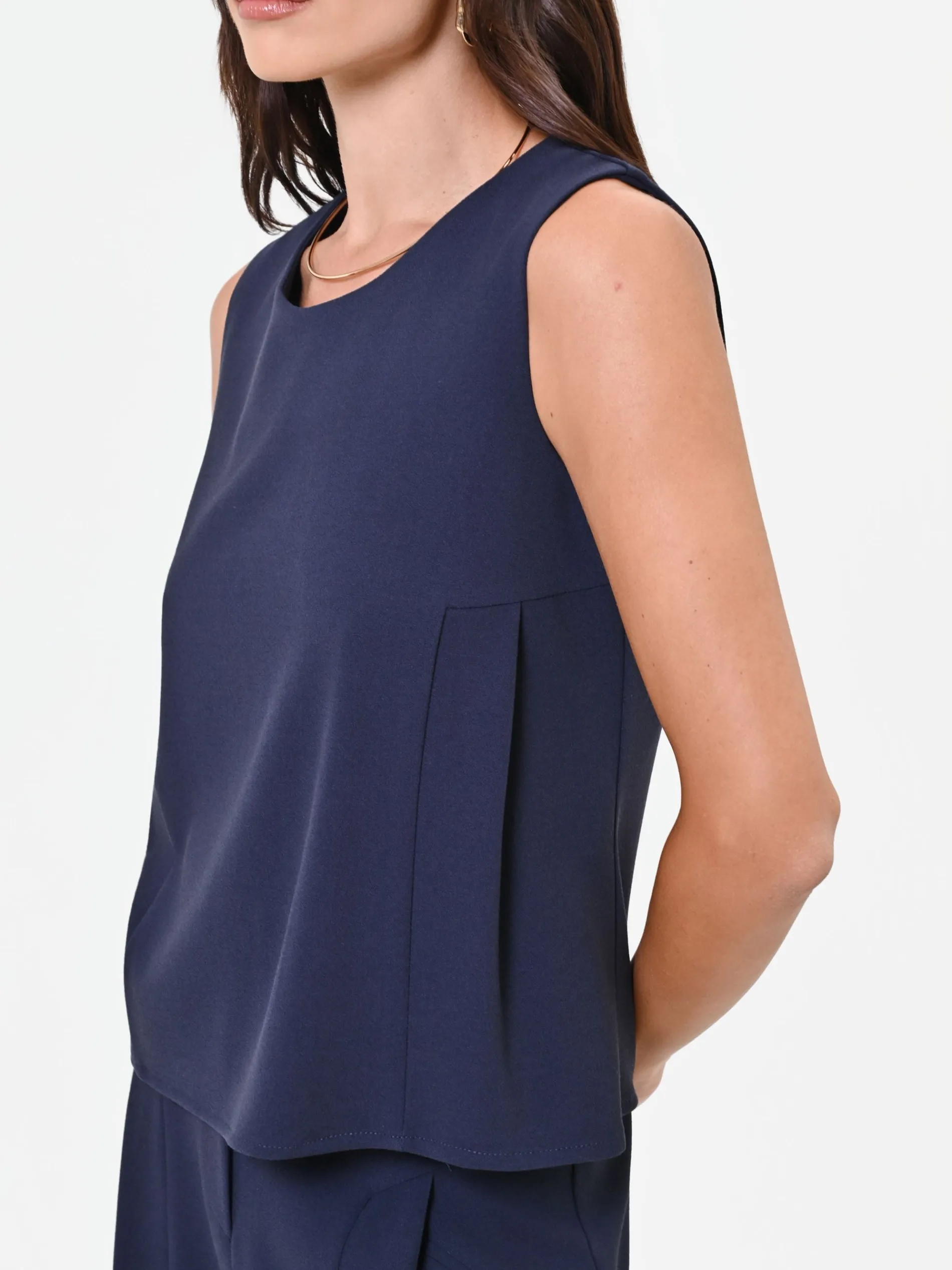 TOP GIROCOLLO BLU NAVY DALLA LINEA ESSENZIALE