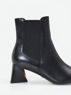 TRONCHETTO NERO CON TACCO SCULTOREO