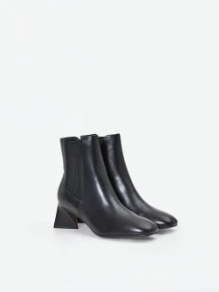 TRONCHETTO NERO CON TACCO SCULTOREO