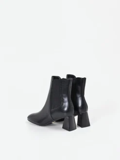 TRONCHETTO NERO CON TACCO SCULTOREO