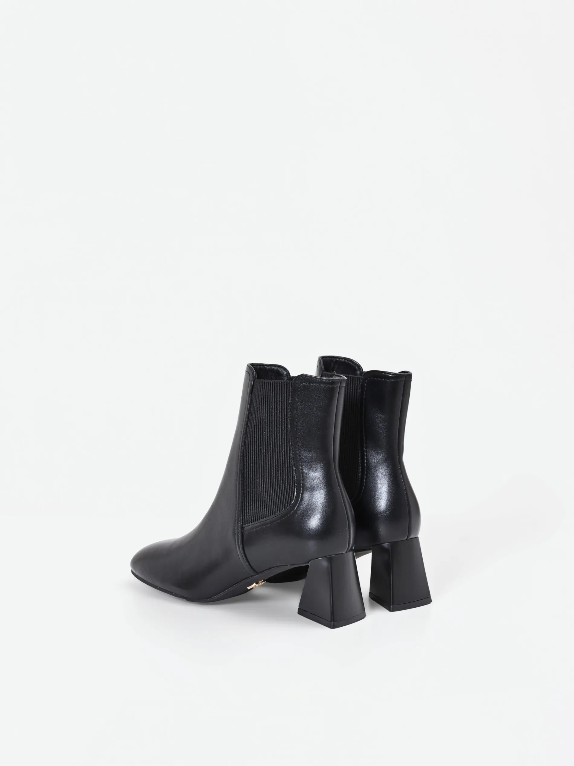 TRONCHETTO NERO CON TACCO SCULTOREO