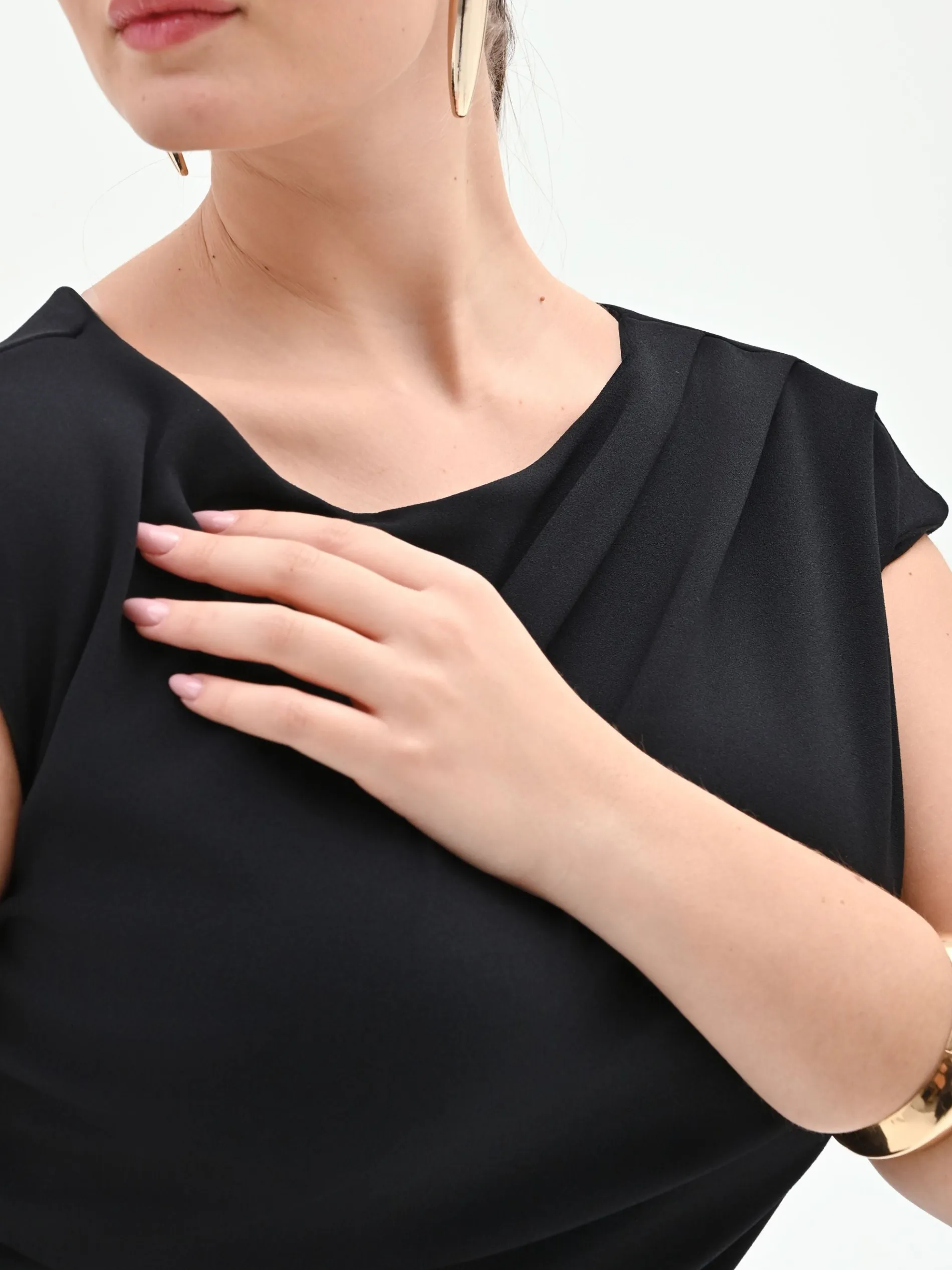 TUTA NERA CURVY CON SCOLLO ASIMMETRICO